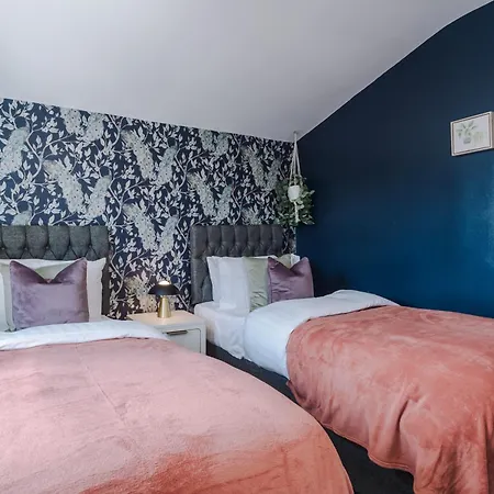 Stunning House By Purestay - 8 Beds With Free Parking Semesterbostad