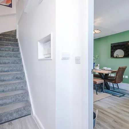 Stunning House By Purestay - 8 Beds With Free Parking Semesterbostad Manchester
