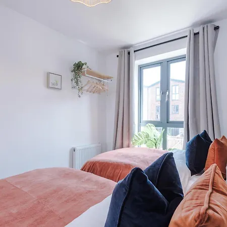 Stunning House By Purestay - 8 Beds With Free Parking Manchester