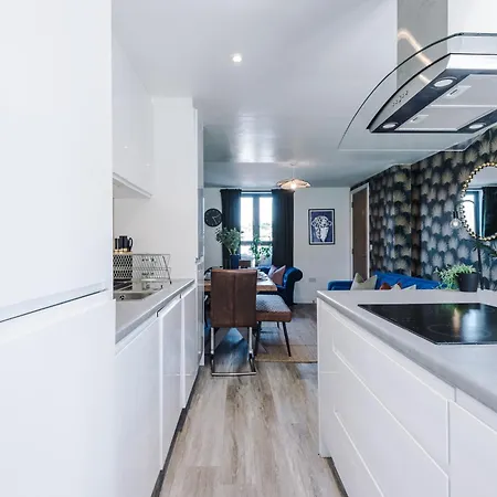 Semesterbostad Stunning House By Purestay - 8 Beds With Free Parking Manchester