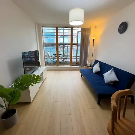 Stylish Centre Flat - Balcony And Parking *