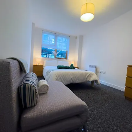 Stylish Centre Flat - Balcony And Parking