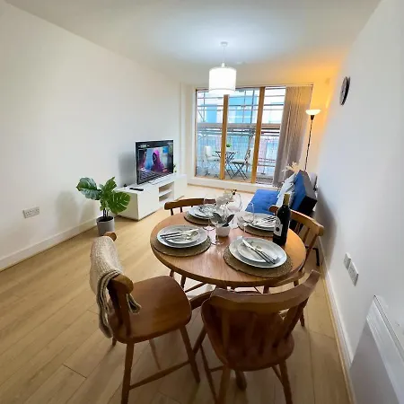 Stylish Centre Flat - Balcony And Parking