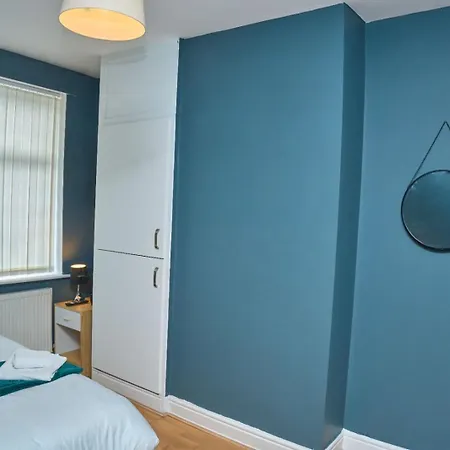 2dbed Close To Etihad Coop Live *