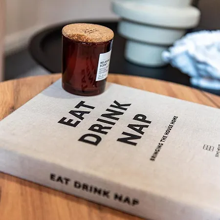 2 Bedroom Flat By Eccles Station With Communal Rooftop Garden Manchester