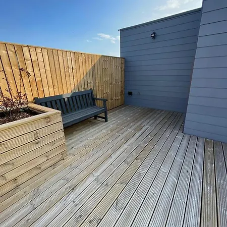 2 Bedroom Flat By Eccles Station With Communal Rooftop Garden *