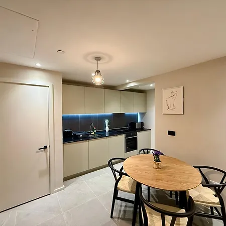 Elegant 2-bed 2-bath In With Balcony * 맨체스터