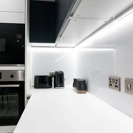 Modern 2 Bed Penthouse With Stunning Views In Center *