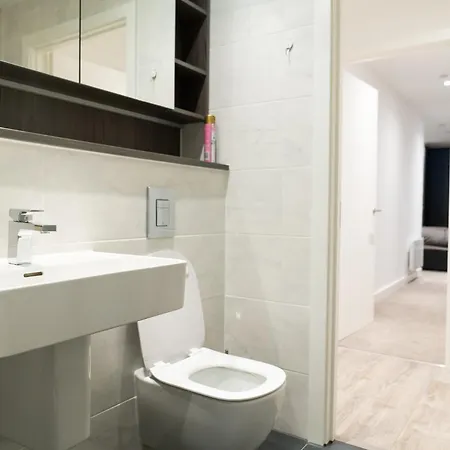 Modern 2 Bed Penthouse With Stunning Views In Center