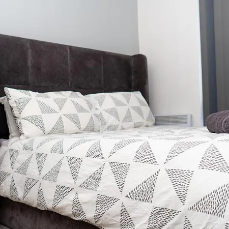 Elegant 1-bed By Victoria Stn & Ao Arena-sleeps 4 * Manchester