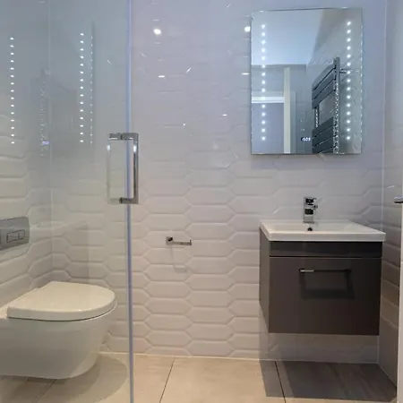 Spacious 2 Bedroom Centre