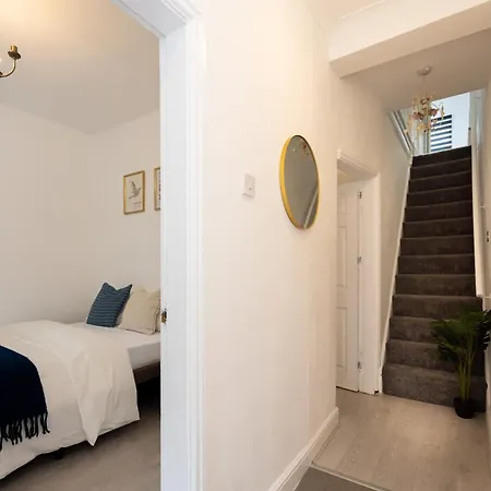 Cozy And Spacious Rest Work And Retreat In * Manchester