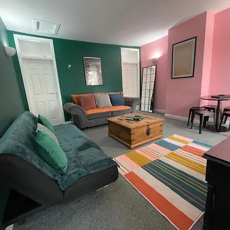 The Hive 2-bed With Kitchen And Private Bathroom In Lively Monton Village - Sleeps 4 - Free Wifi - Parking Nearby Apartment Manchester