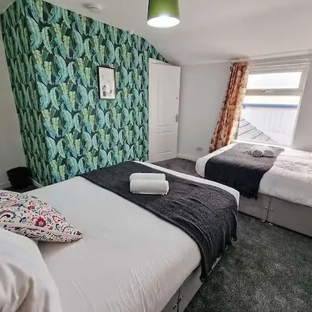 Luxury House Near Etihad & Coop Live, Sleeps 16 アパート *