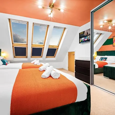 Stylish 4 Bed House With Garden - Sleeps 9 - Salford - Free Parking - Smart Tvs In Every Bedroom - Free Netflix & Ultra Fast Wifi - 6 Min To Centre, Close To Trafford Centre, Etihad Stadium, Arena, Clubs &