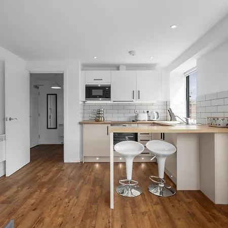 Apartment New Listing - Wilmslow Road Haven Sleeps 4 - Perfect For Short & Long *