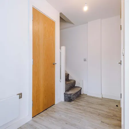 Modern 2 Bed With Balcony By Host A * Μάντσεστερ