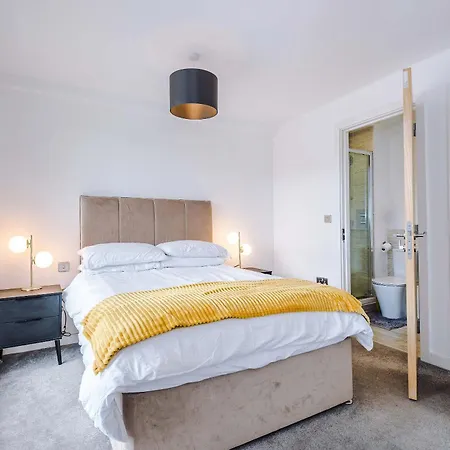 Modern 2 Bed With Balcony By Host A * Μάντσεστερ