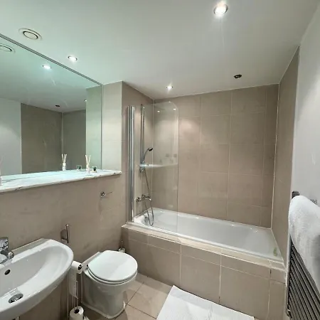 2 Bedroom With Views, Balcony & Free Parking Apartmán Manchester