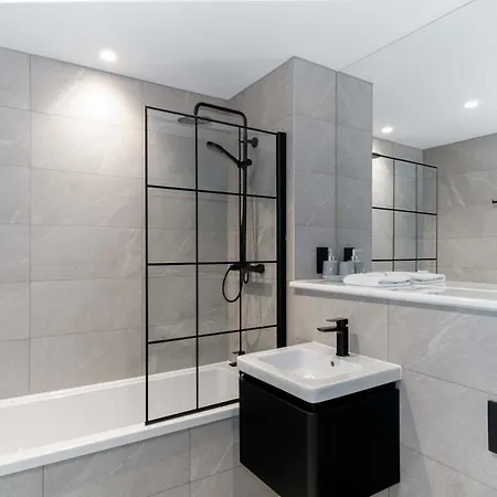 Fabulous 1bed Flat In W Balcony Apartment *