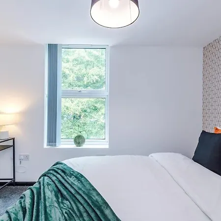 Spacious 4br House, Sleeps 8, Parking, Full Kitchen, Ideal For Groups, Family, Contractors Manchester