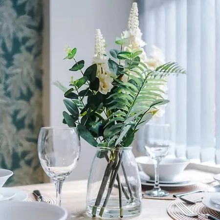 Hébergement de vacances Spacious 4br House, Sleeps 8, Parking, Full Kitchen, Ideal For Groups, Family, Contractors Manchester