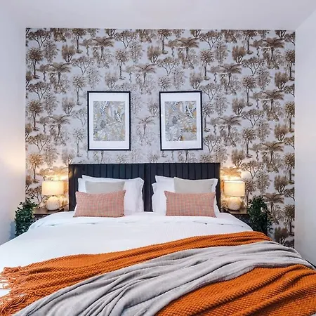 Hébergement de vacances Spacious 4br House, Sleeps 8, Parking, Full Kitchen, Ideal For Groups, Family, Contractors Manchester