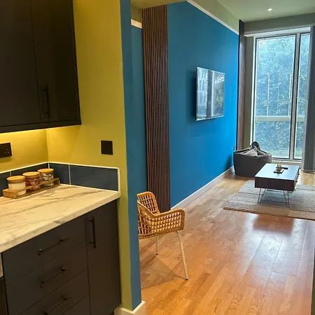 Appartement Spacious - Parking - Next To Ao Arena - Local Attraction & Transport Links *