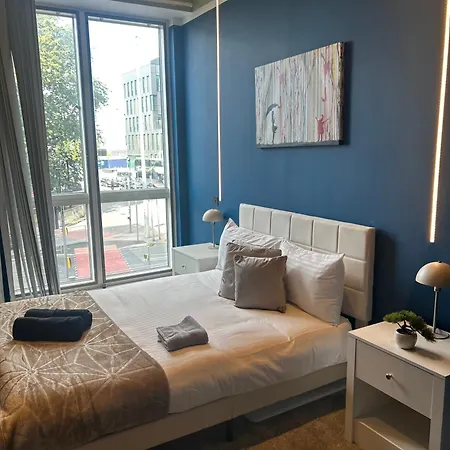 Appartement Spacious - Parking - Next To Ao Arena - Local Attraction & Transport Links *