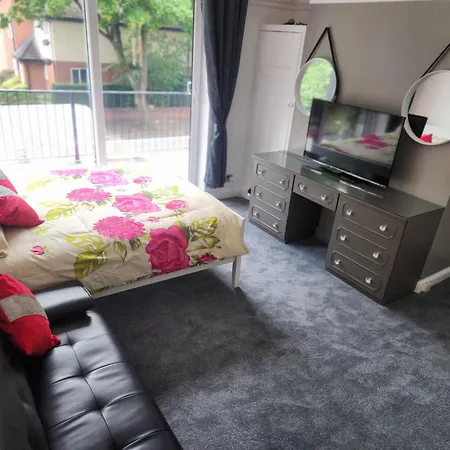 Charming Tudor White House Free Wifi Semesterbostad *