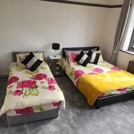 Charming Tudor White House Free Wifi *