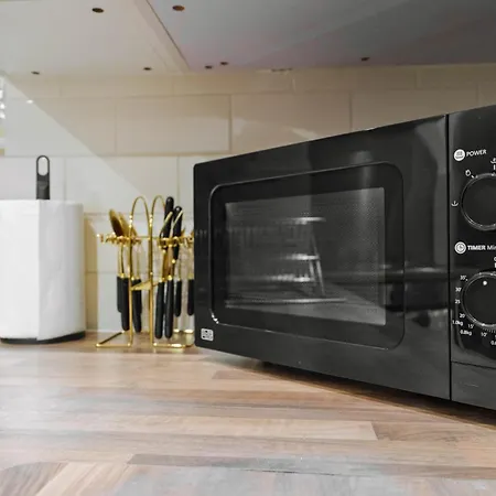 2 Bedroom Flat Near Old Trafford *