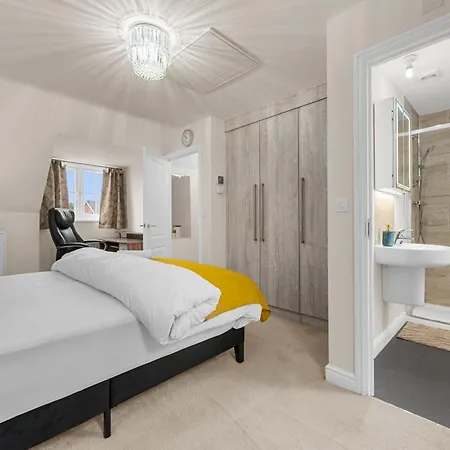 4 Bedroom House In Апартаменты *