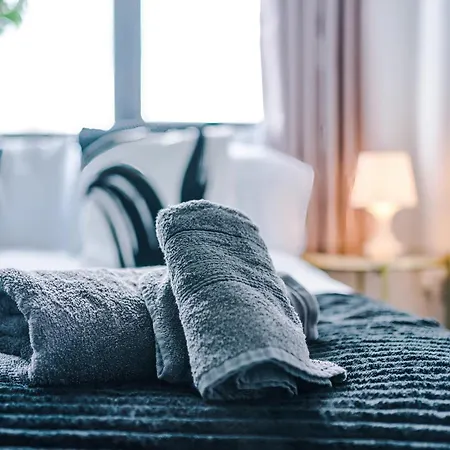 Large Salford -free Parking Apartament *