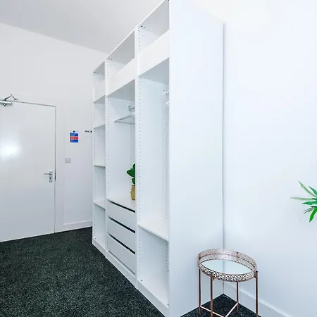 Large Salford -free Parking Apartament *