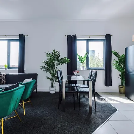 Large Salford -free Parking Apartament