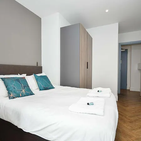 Spacious 2bed Flat W Security Manchester