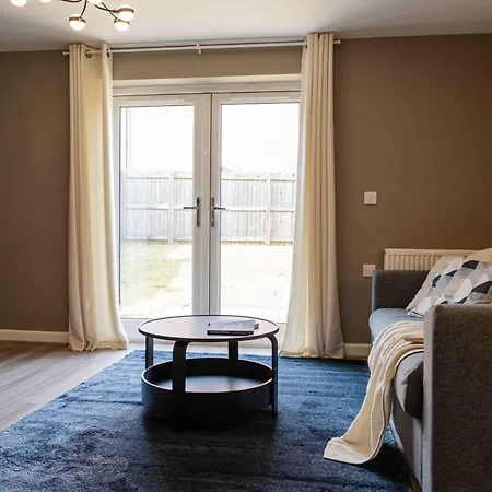 S Veranda - Near Lidl & Bus -4 Bed 6 Sleep *