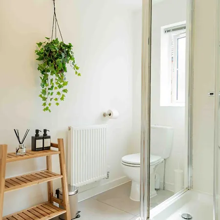 S Veranda - Near Lidl & Bus -4 Bed 6 Sleep