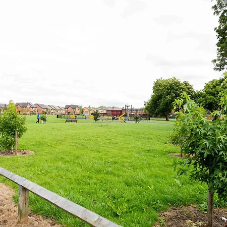 S Veranda - Near Lidl & Bus -4 Bed 6 Sleep Дом отдыха *