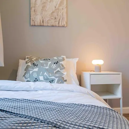 Дом отдыха S Veranda - Near Lidl & Bus -4 Bed 6 Sleep