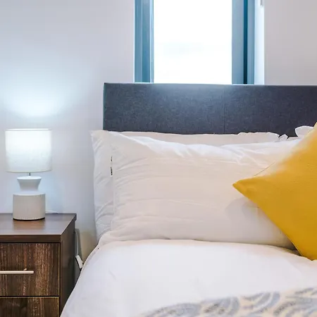 Duplex In Salford, 2br&2ba, Full Kitchen * مانشستر