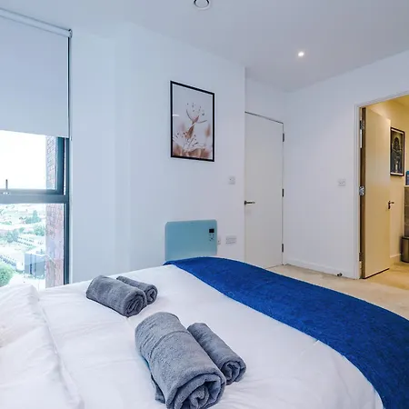 Duplex In Salford, 2br&2ba, Full Kitchen *