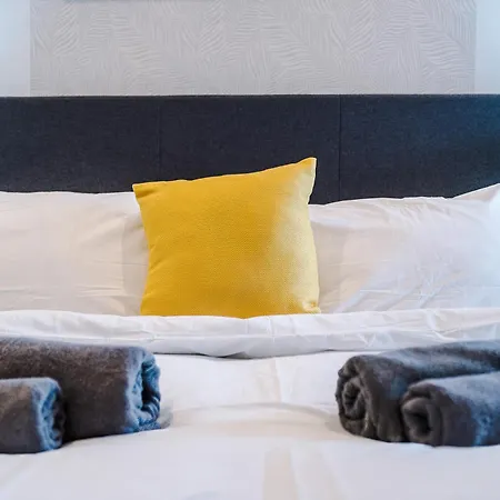 Duplex In Salford, 2br&2ba, Full Kitchen مانشستر