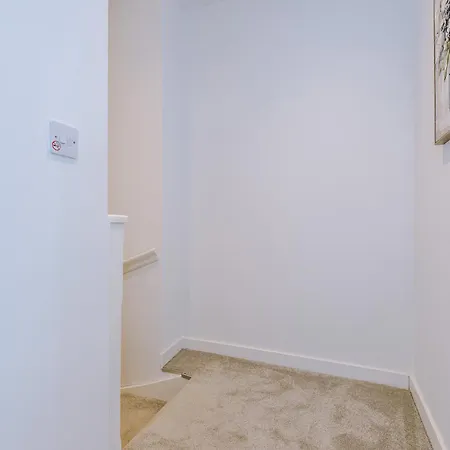 Duplex In Salford, 2br&2ba, Full Kitchen *