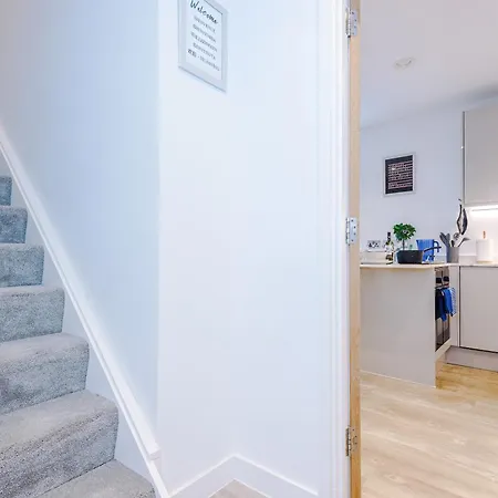 Duplex In Salford, 2br&2ba, Full Kitchen * مانشستر