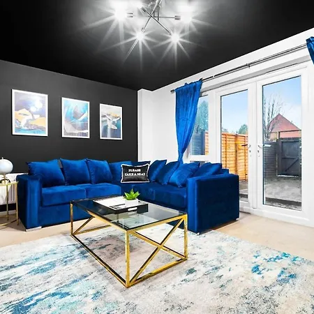 Stylish 4 Bed House With Garden - Sleeps 9 - Salford - Free Parking - Smart Tvs In Every Bedroom - Free Netflix & Ultra Fast Wifi - 6 Min To Centre, Close To Trafford Centre, Etihad Stadium, Arena, Clubs & Prázdninový dům