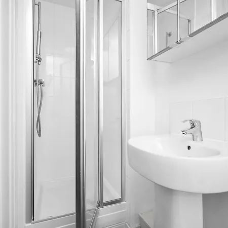 Stylish 4 Bed House With Garden - Sleeps 9 - Salford - Free Parking - Smart Tvs In Every Bedroom - Free Netflix & Ultra Fast Wifi - 6 Min To Centre, Close To Trafford Centre, Etihad Stadium, Arena, Clubs &