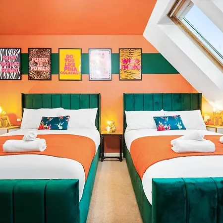Prázdninový dům Stylish 4 Bed House With Garden - Sleeps 9 - Salford - Free Parking - Smart Tvs In Every Bedroom - Free Netflix & Ultra Fast Wifi - 6 Min To Centre, Close To Trafford Centre, Etihad Stadium, Arena, Clubs & Manchester