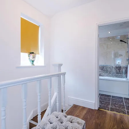 Spacious 3bed In Stretford, Sleeps 6, Parking * Mánchester